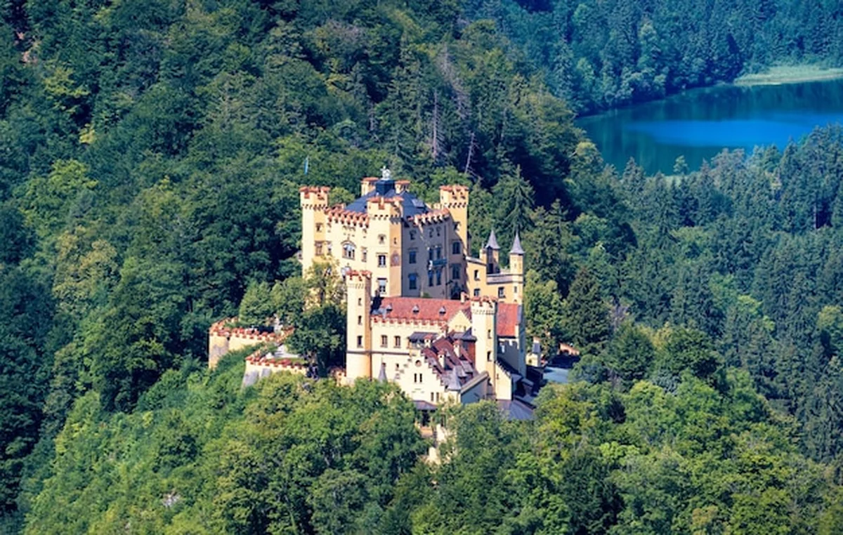 Zamek Hohenschwangau w Alpach Bawarskich - krajobraz górski z widokiem na jezioro zamku