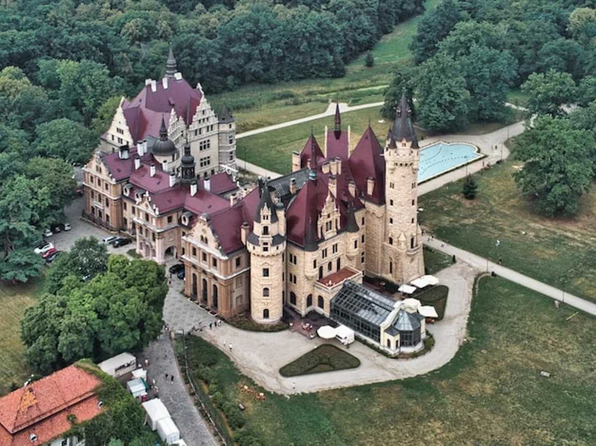 Zamek Moszna w Polsce z lotu drona