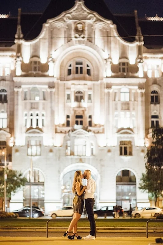 Zakochana para w Budapeszcie podczas słonecznego dnia