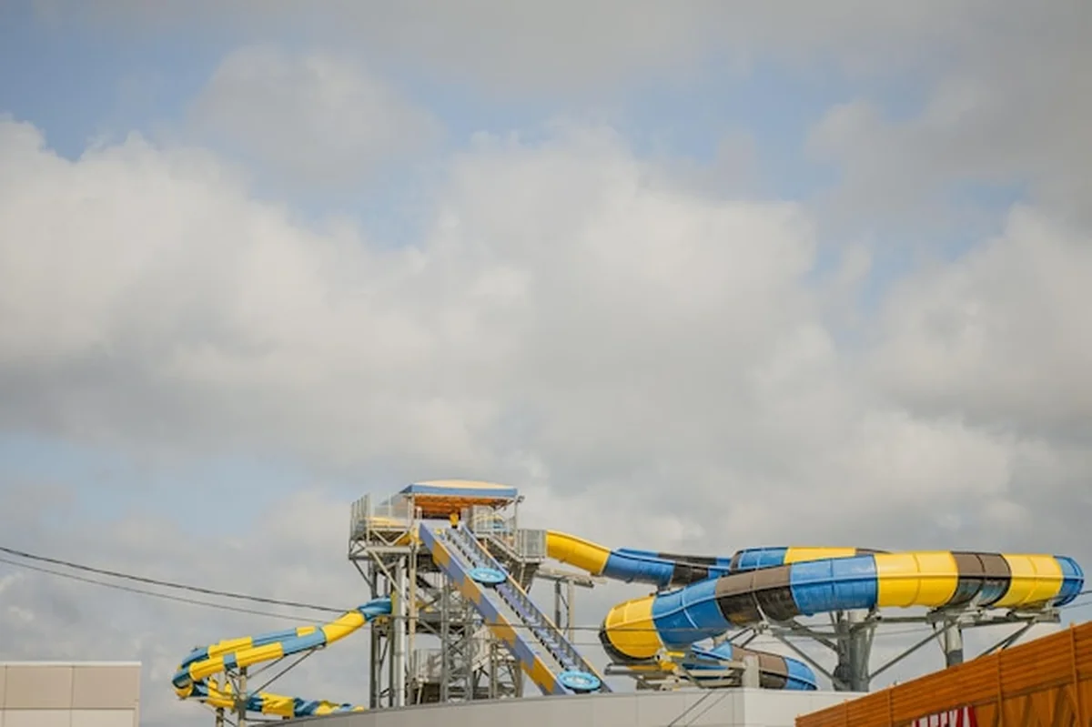 Park wodny ze zjeżdżalniami na tle nieba