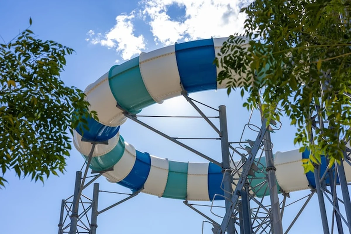 Zjeżdżalnie wodne w parku w Turcji w słoneczny dzień