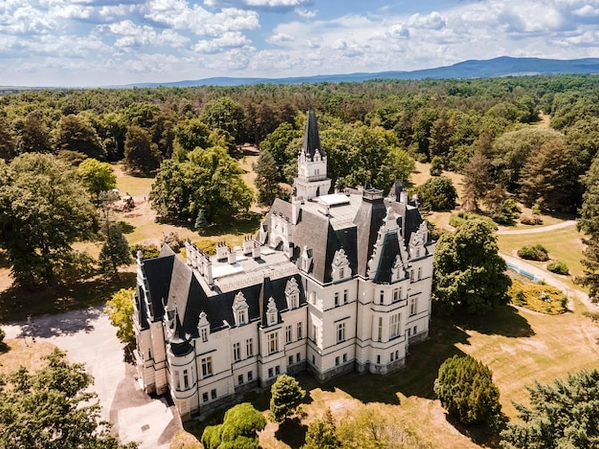 Zamek Budmerice z XIX wieku w parku leśnym w Budmericach