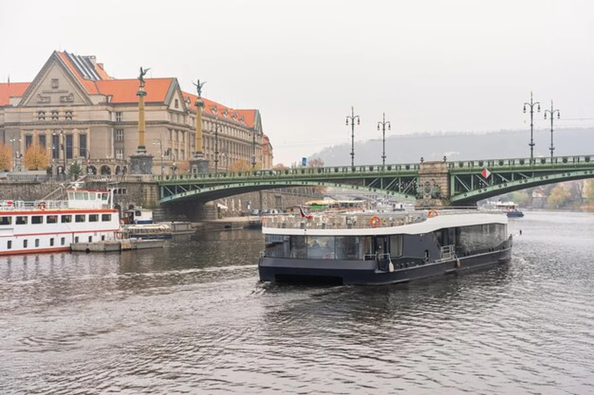 Mosty nad Wełtawą w Pradze i łodzie wycieczkowe na rzece w Czechach