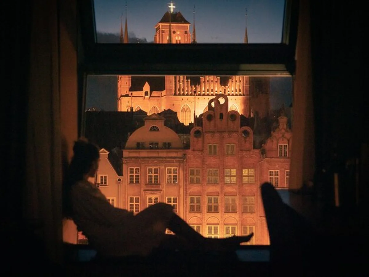 Turysta zwiedzający brzeg rzeki w Gdańsku