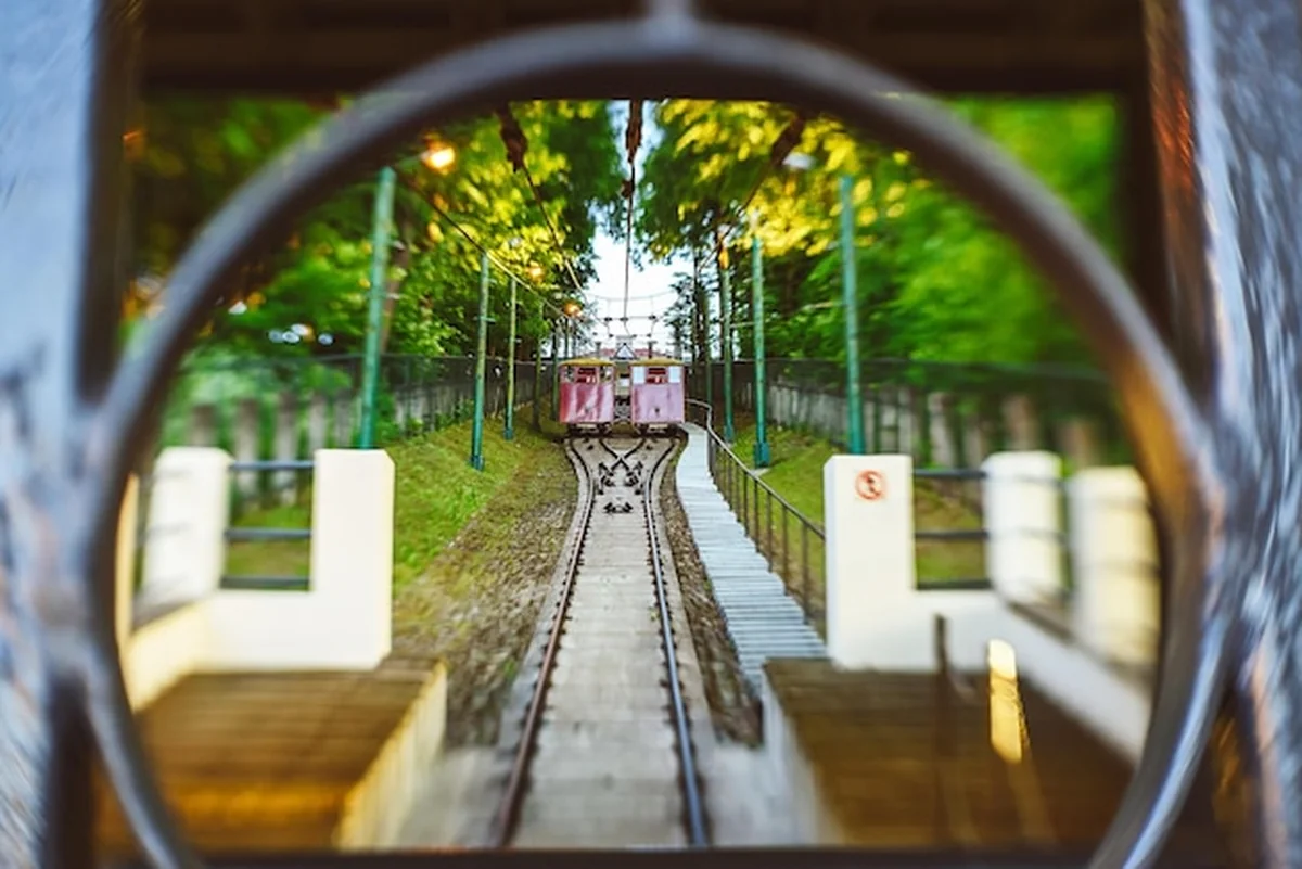 Pociąg na torach kolejowych