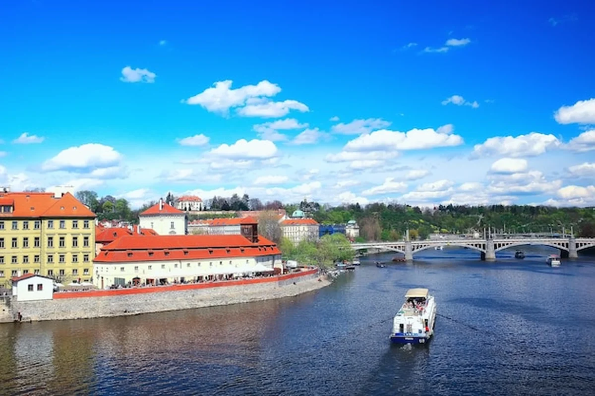 Panoramiczny widok Pragi z mostami nad Wełtawą