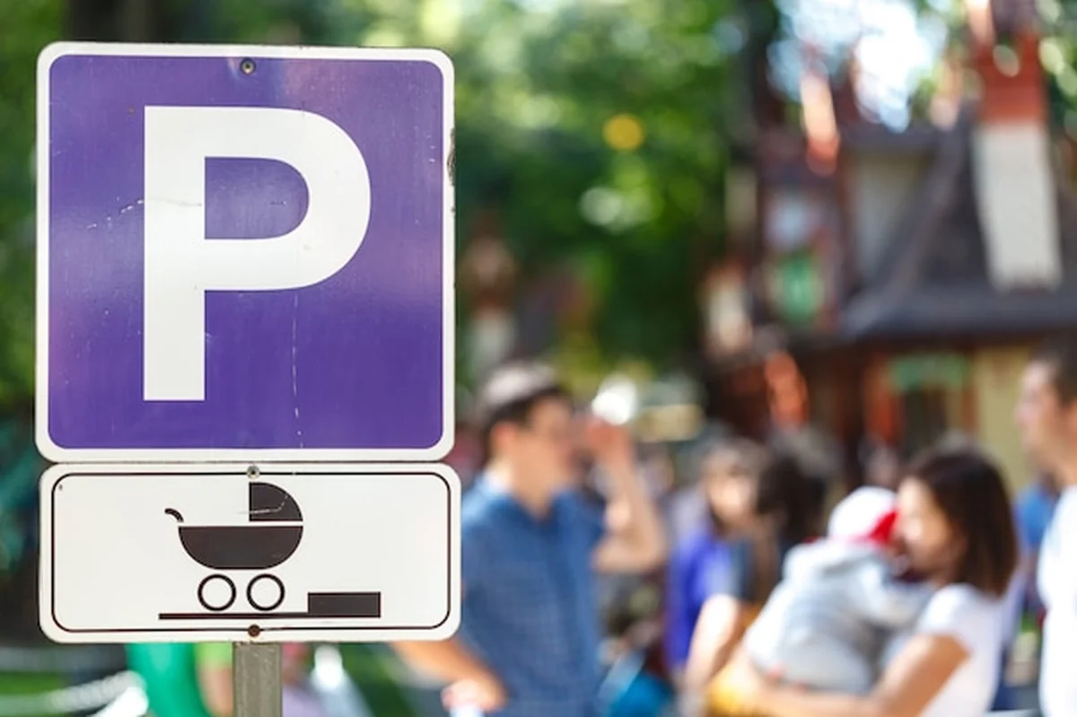 Drogowskaz parkingowy dla kobiet z dziećmi w Pradze
