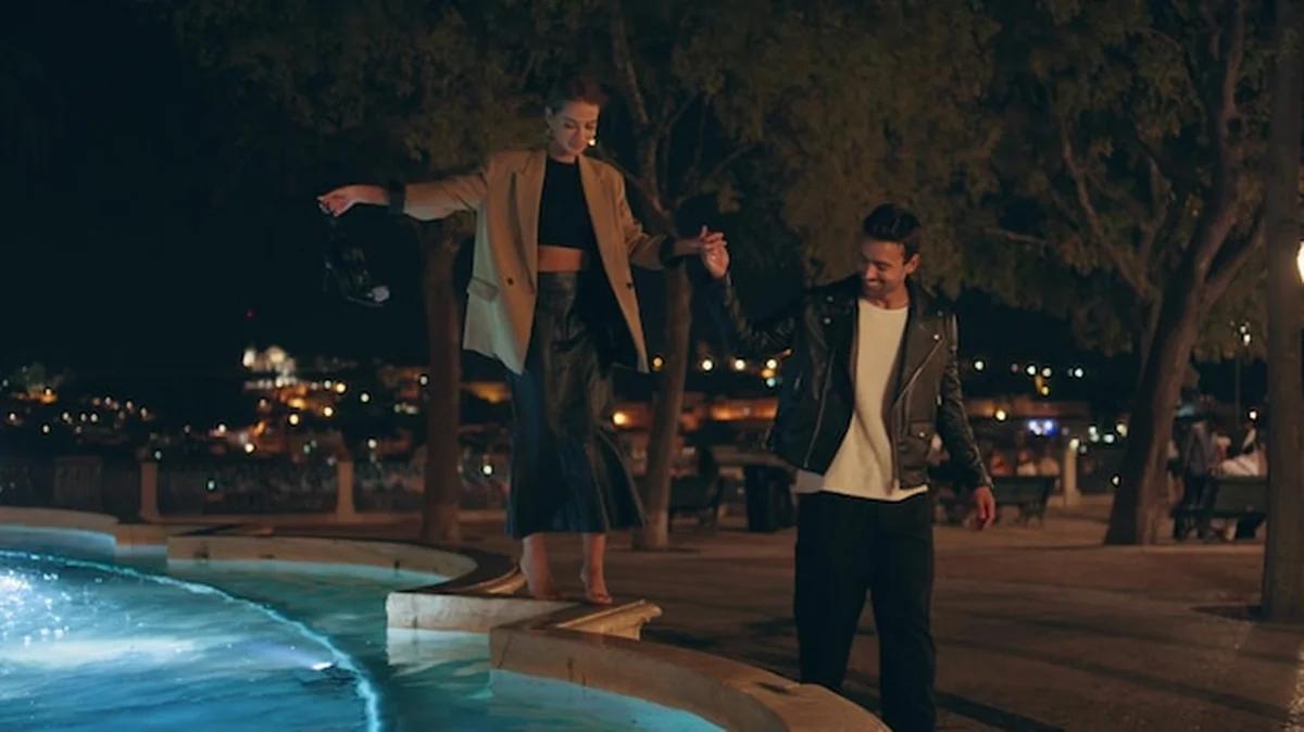 Młoda para spacerująca wieczorem po mieście