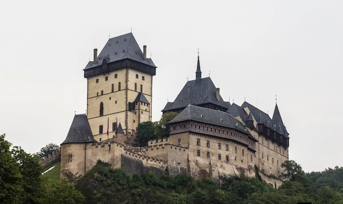 Zamek Karlstejn na wzgórzu