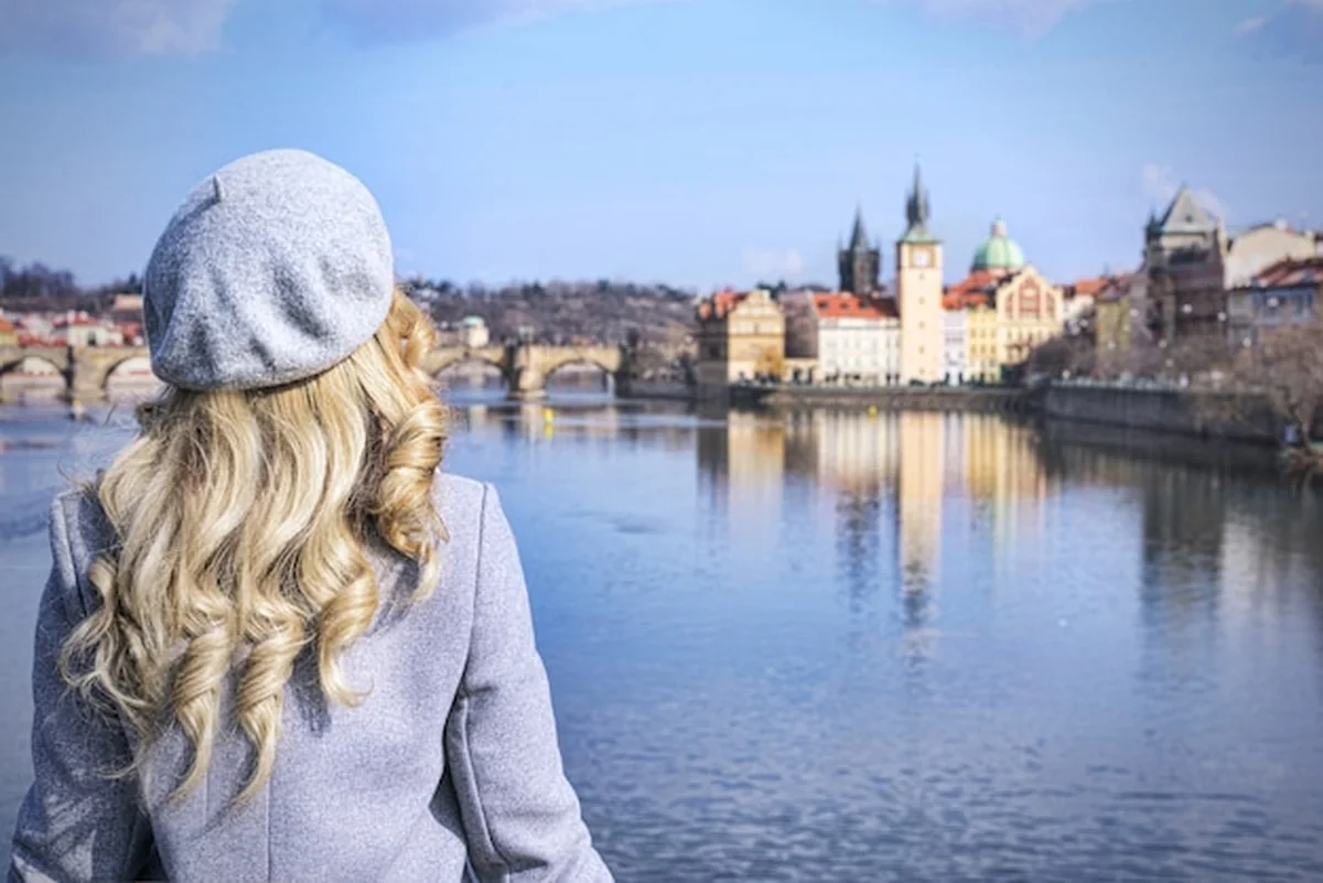 Młoda dama patrzy na Most Karola w Pradze