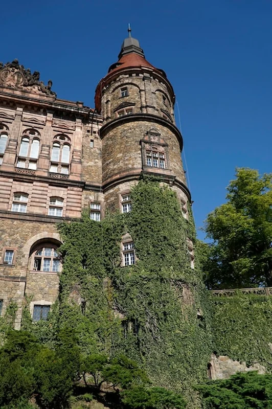 Zamek Książ z bluszczem na ścianach zewnętrznych, widok z tarasu i ogrodu w Wałbrzychu, Polska