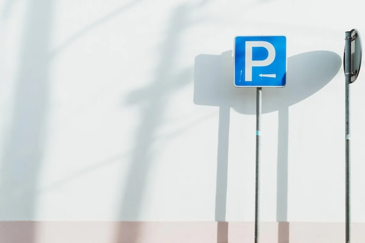 Znak informacyjny na ścianie