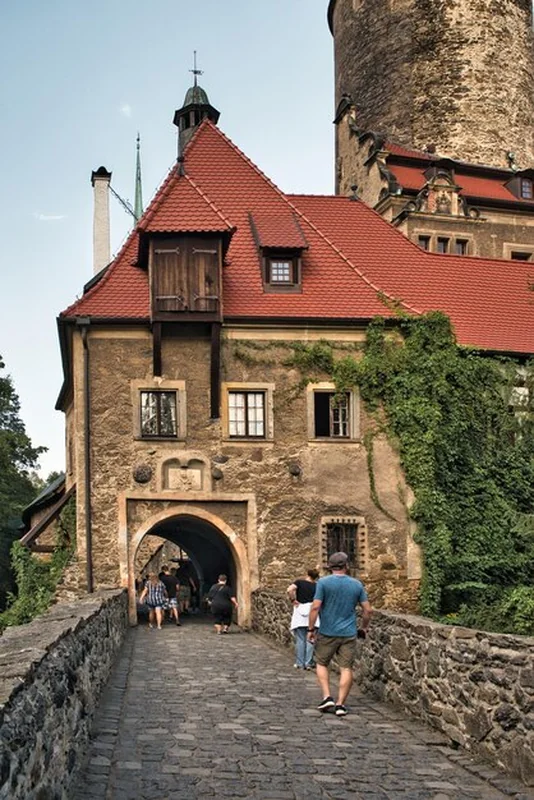 Zamek Czocha wśród drzew w Polsce