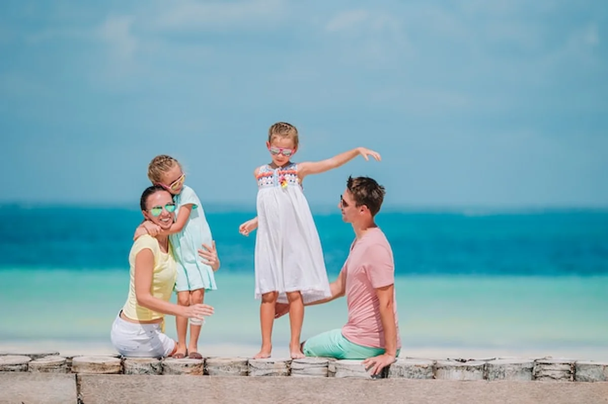 Szczęśliwa rodzina na plaży podczas letnich wakacji