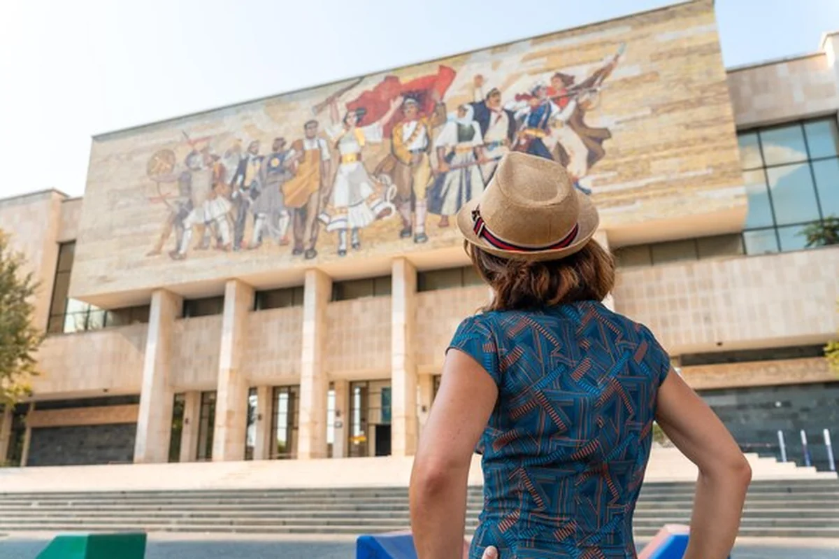Turystka w Narodowym Muzeum Historycznym na placu Skanderbega w Tiranie