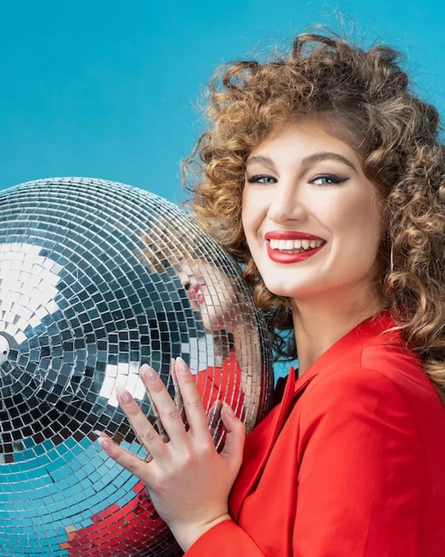 Imprezowa kobieta z kulą dyskotekową