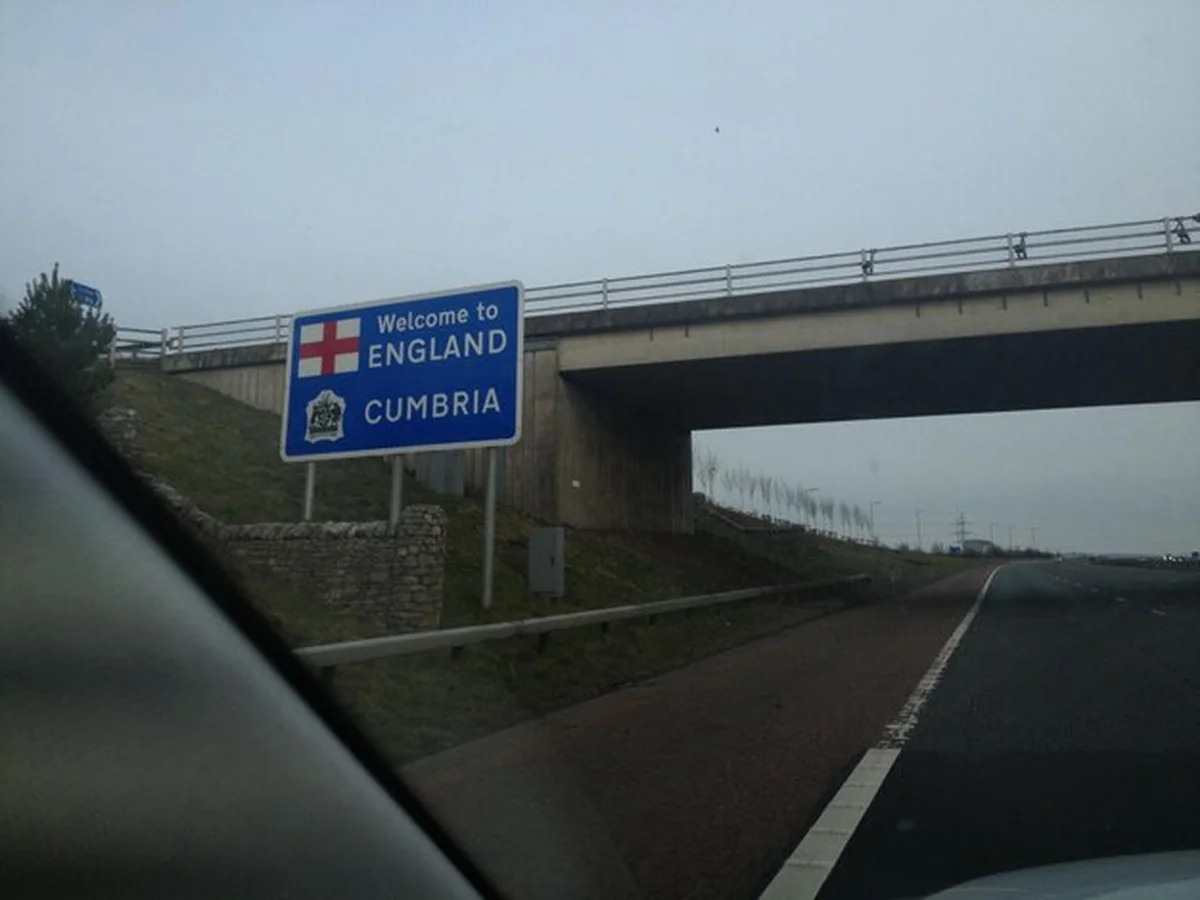 Znak drogowy przy autostradzie przed mostem